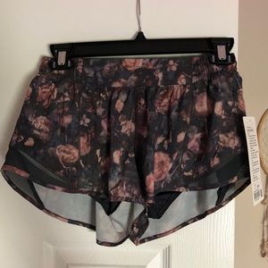 Lululemon Hotty Hot Short II 2.5”